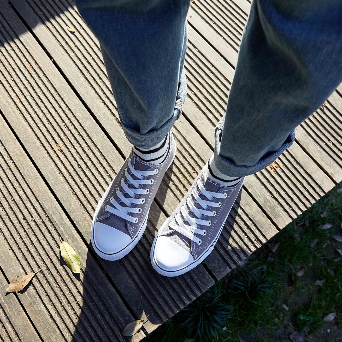 ZGR Padded Toe Low Top Canvas Sneaker in Gray, worn